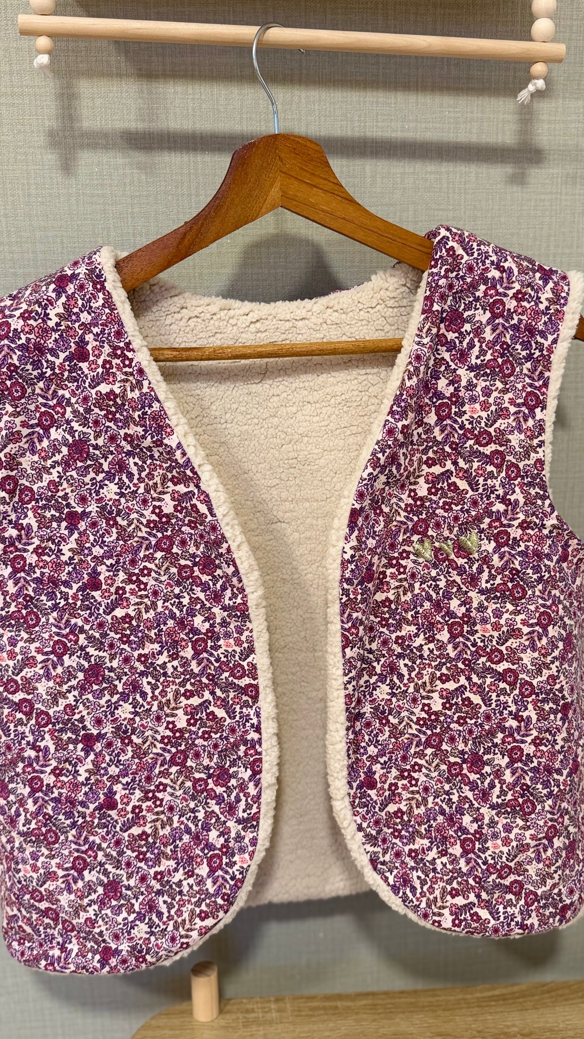 Gilet sans manche femme fleuri prune et mauve doublé sherpa fait main par Lil'O'Zelle