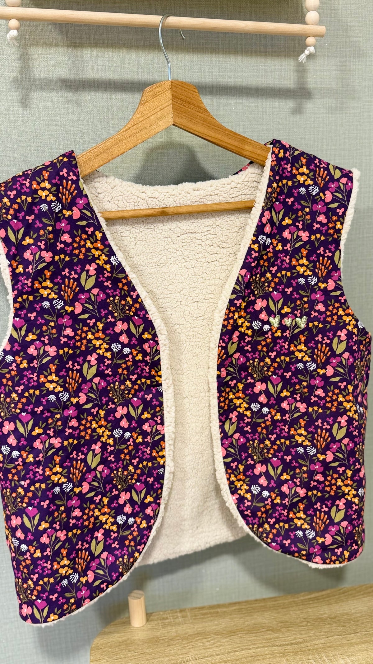Gilet sans manche femme à fleurs sur fond violet foncé doublé sherpa fait main par Lil'O'Zelle