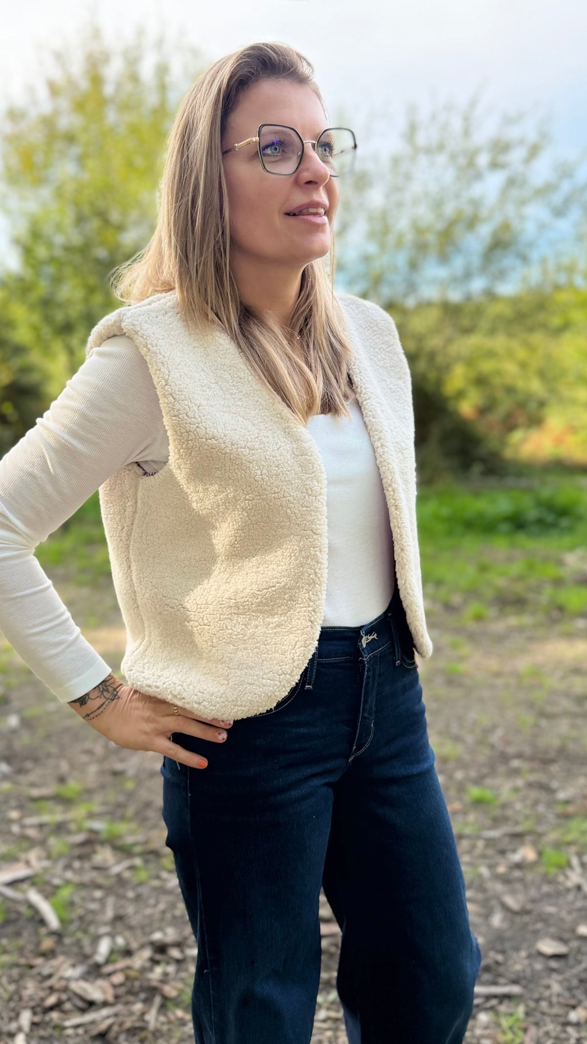 Femme portant un gilet sans manche côté sherpa écru, en extérieur