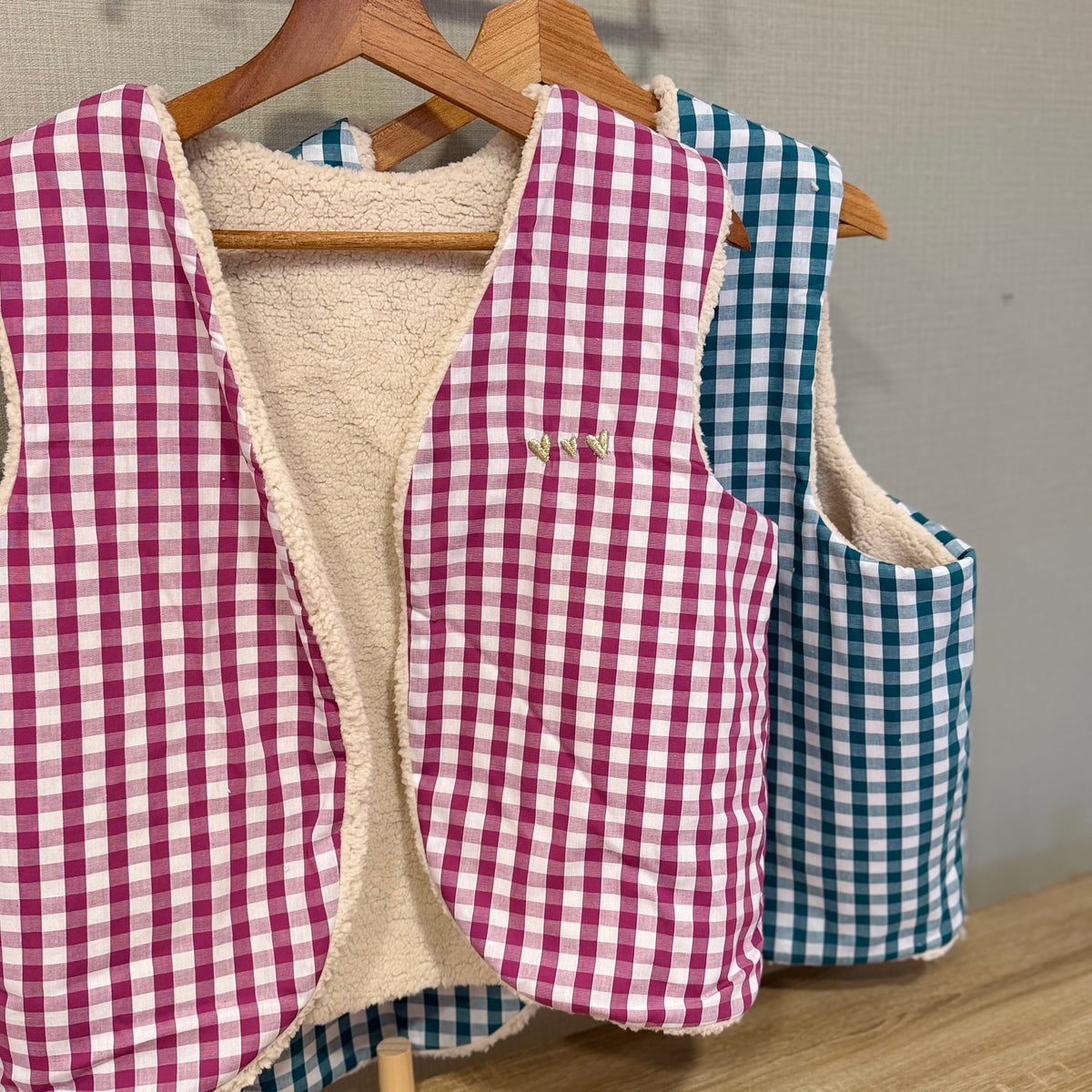 Gilets sans manche femme en vichy grands carreaux prune et bleu canard doublés sherpa