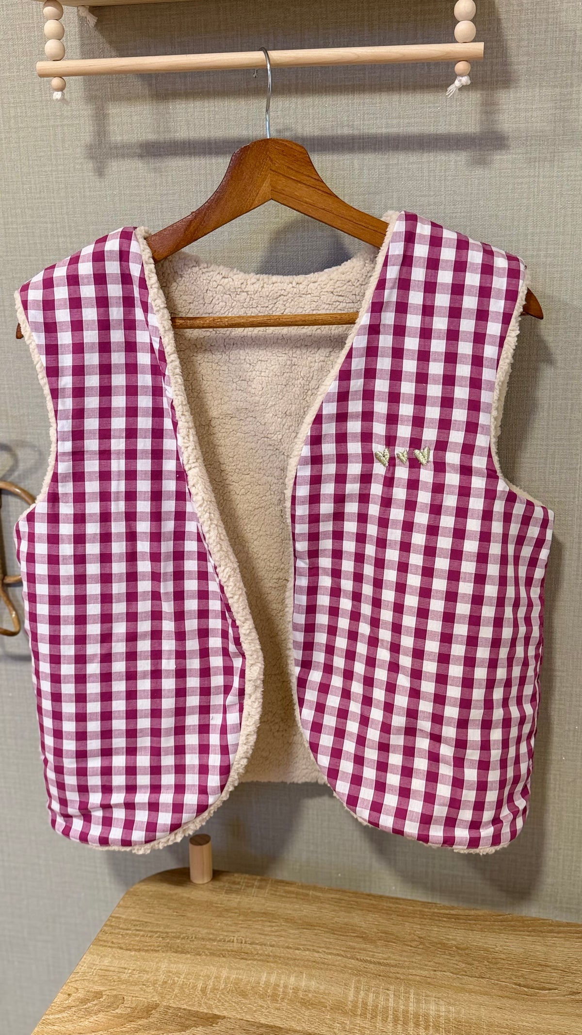 Gilet sans manche femme en vichy grands carreaux prune doublé sherpa fait main par Lil'O'Zelle