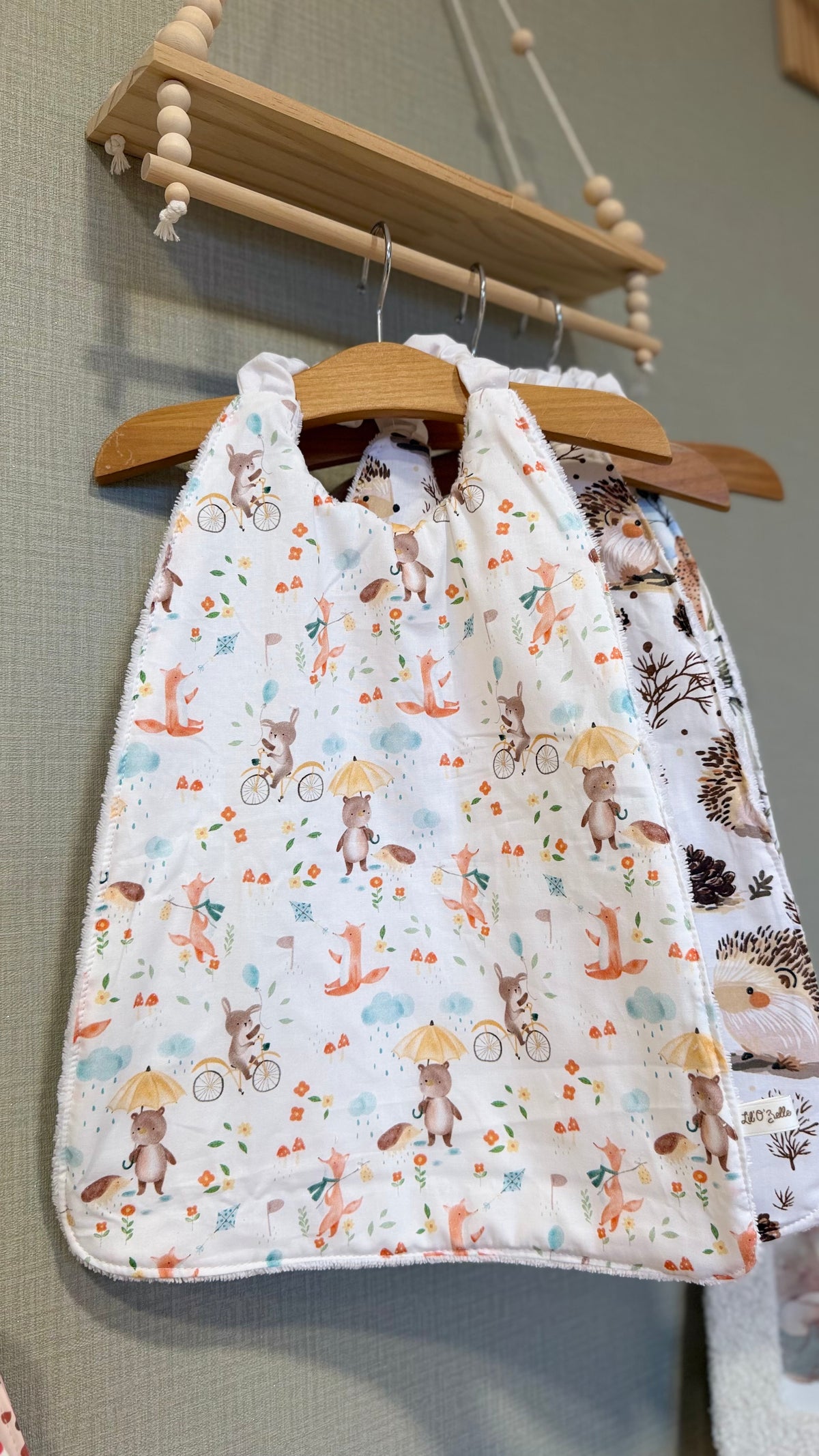 Grand bavoir maternelle Zouzou motif petits animaux et champignons pastel sur fond blanc