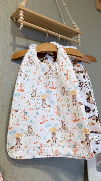 Grand bavoir maternelle Zouzou motif petits animaux et champignons pastel sur fond blanc