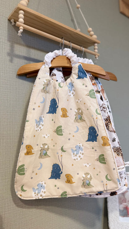 Grand bavoir maternelle Zouzou motif petits animaux et lunes sur fond beige