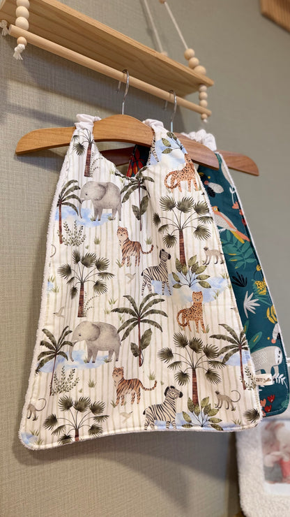 Grand bavoir maternelle Zouzou motif animaux de la savane, éléphants et palmiers sur fond écru rayé – fait main par Lil'O'Zelle