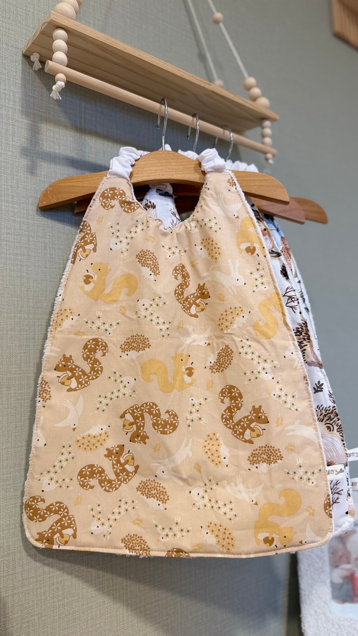 Grand bavoir maternelle Zouzou motif écureuils et feuillages sur fond beige
