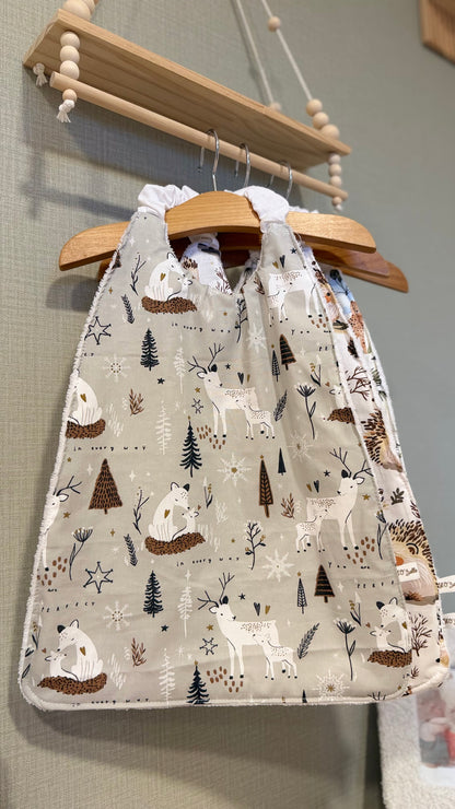 Grand bavoir maternelle Zouzou motif forêt, cerfs et sapins sur fond gris