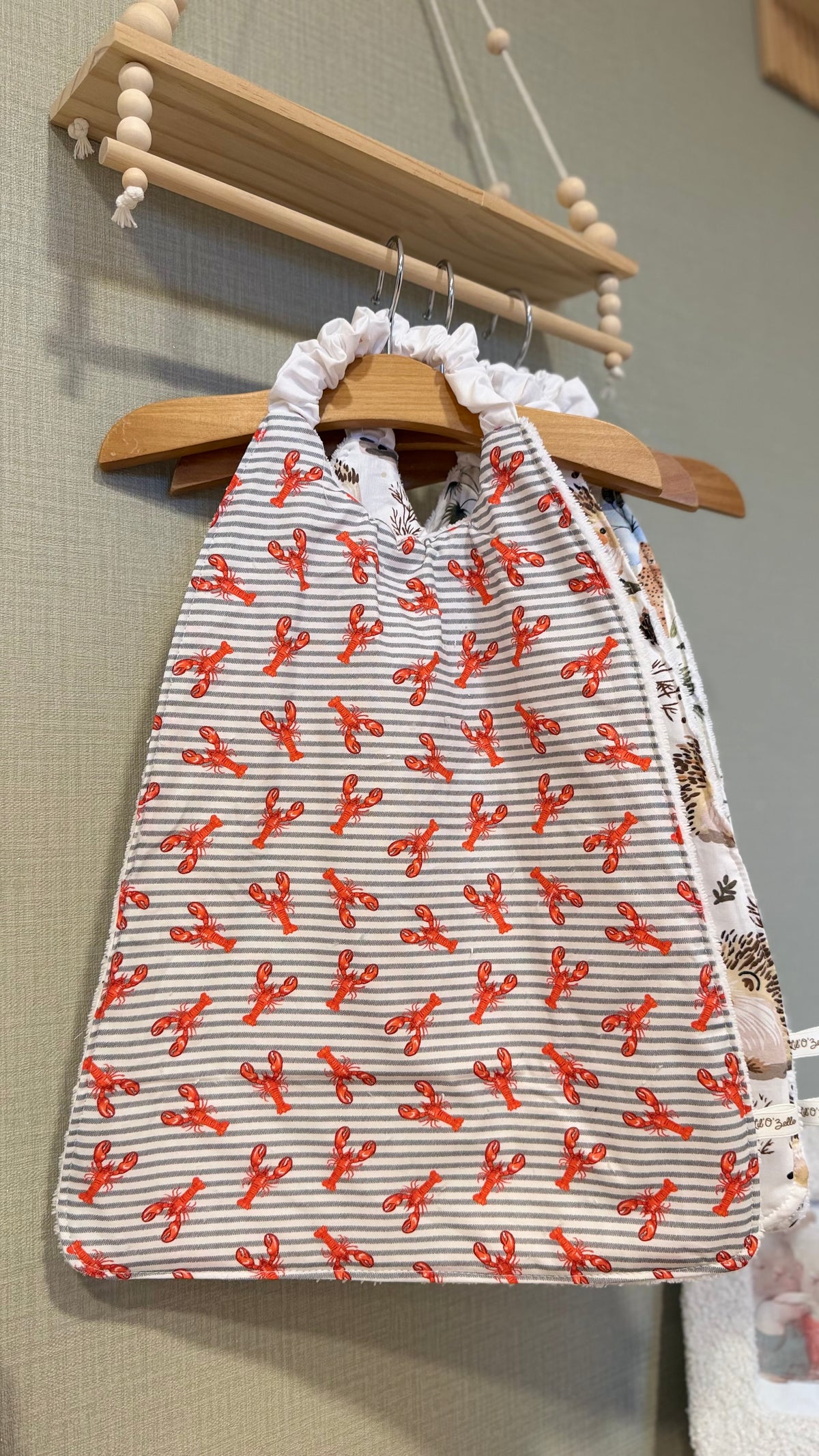 Grand bavoir maternelle Zouzou motif homards rouges sur fond rayé