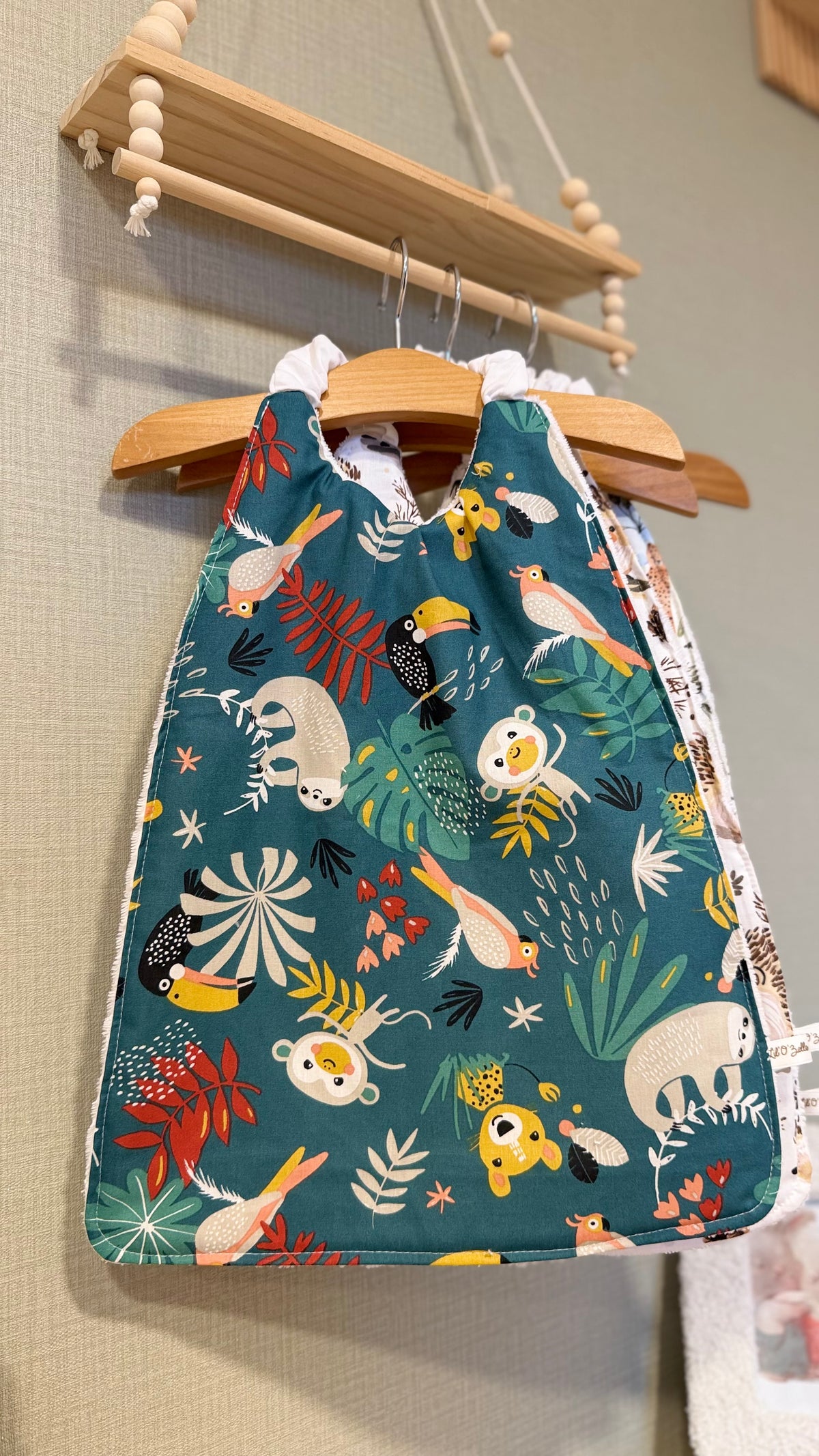 Grand bavoir maternelle Zouzou motif jungle, toucans et feuillages sur fond vert canard