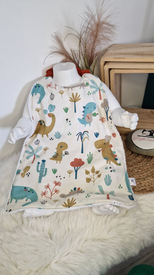 Grand bavoir Zouzou personnalisé, motif dinosaures, mis en scène sur un buste