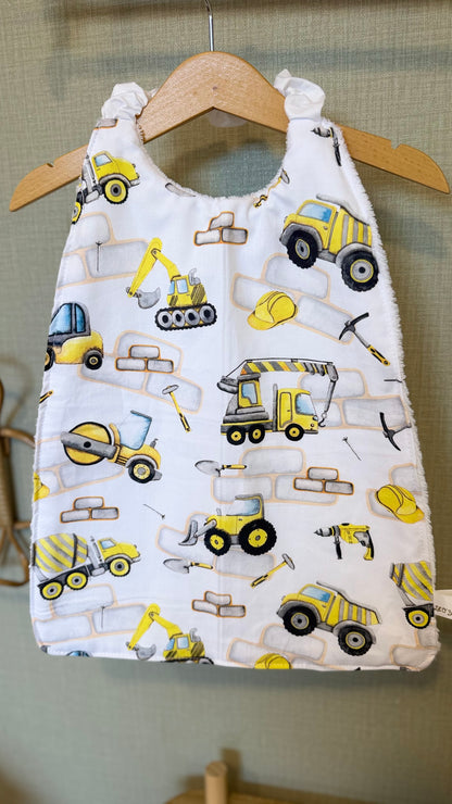 Bavoir maternelle coloré, motif engins de chantier, fait main par Lil'O'Zelle