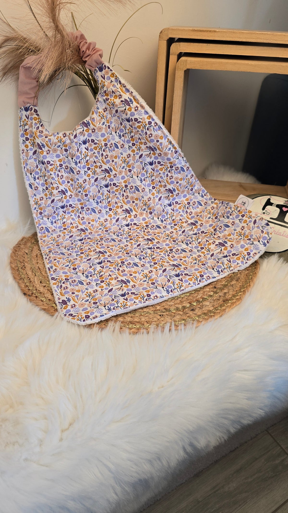 Grand bavoir Zouzou personnalisé, petites fleurs mauves