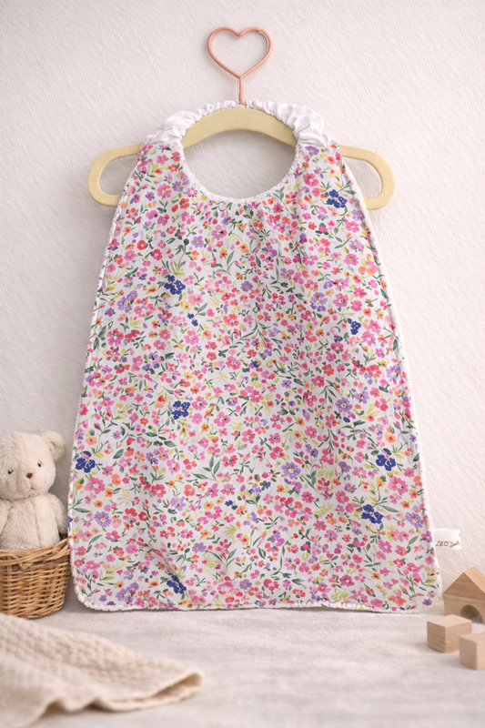Bavoir maternelle fleuri à encolure élastique, petites fleurs roses, fait main par Lil'O'Zelle