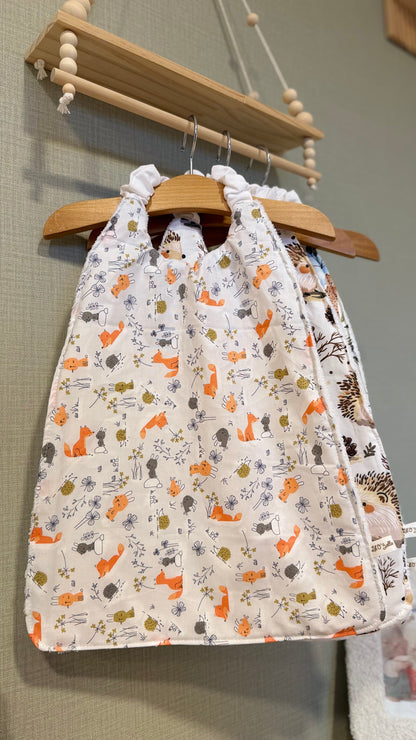 Grand bavoir maternelle Zouzou motif renards orange et fleurs sur fond blanc