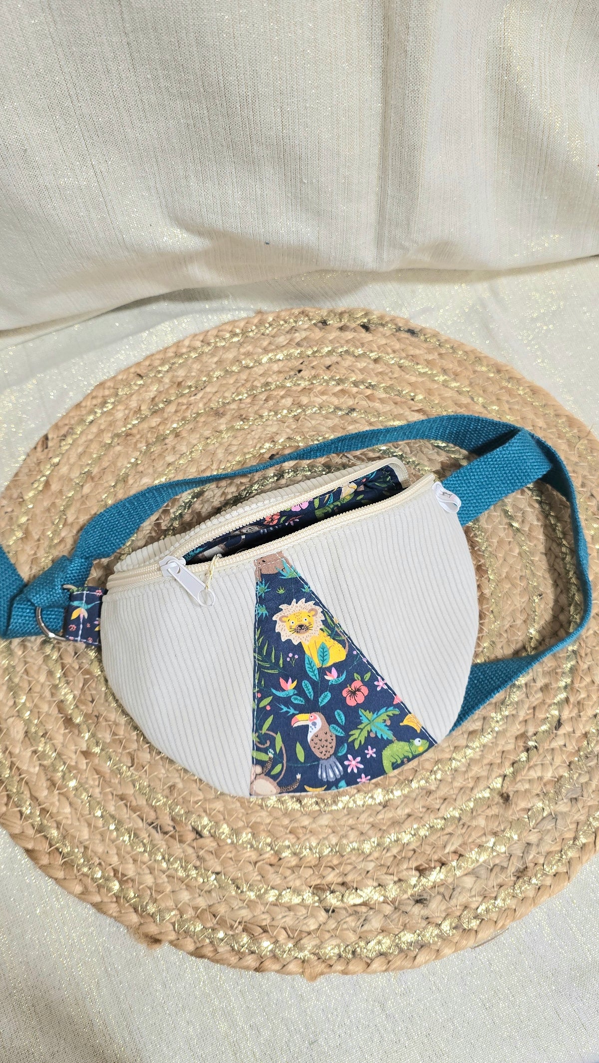 Mini sac banane enfant, velours bleu canard et empiècement imprimé, fait main par Lil'O'Zelle