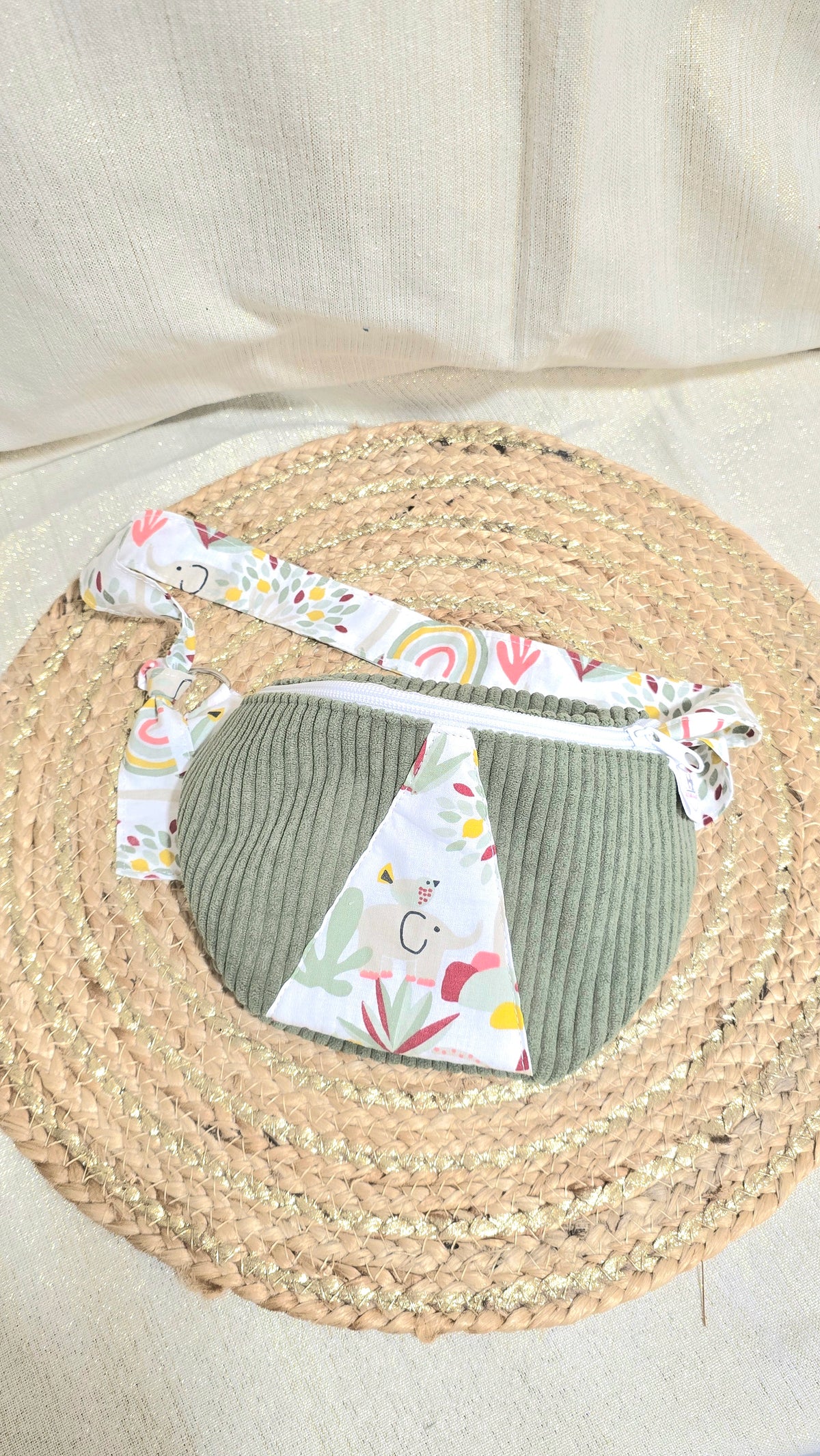 Mini sac banane enfant Naïa, velours vert sauge et empiècement fleuri