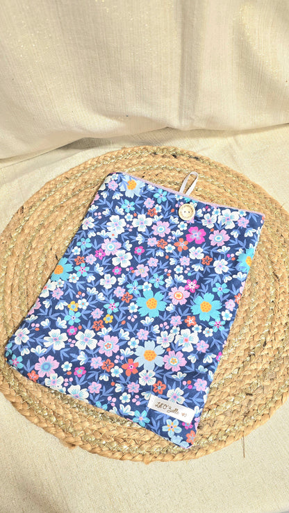 Pochette à livre, fleuri sur fond bleu roi, format broché