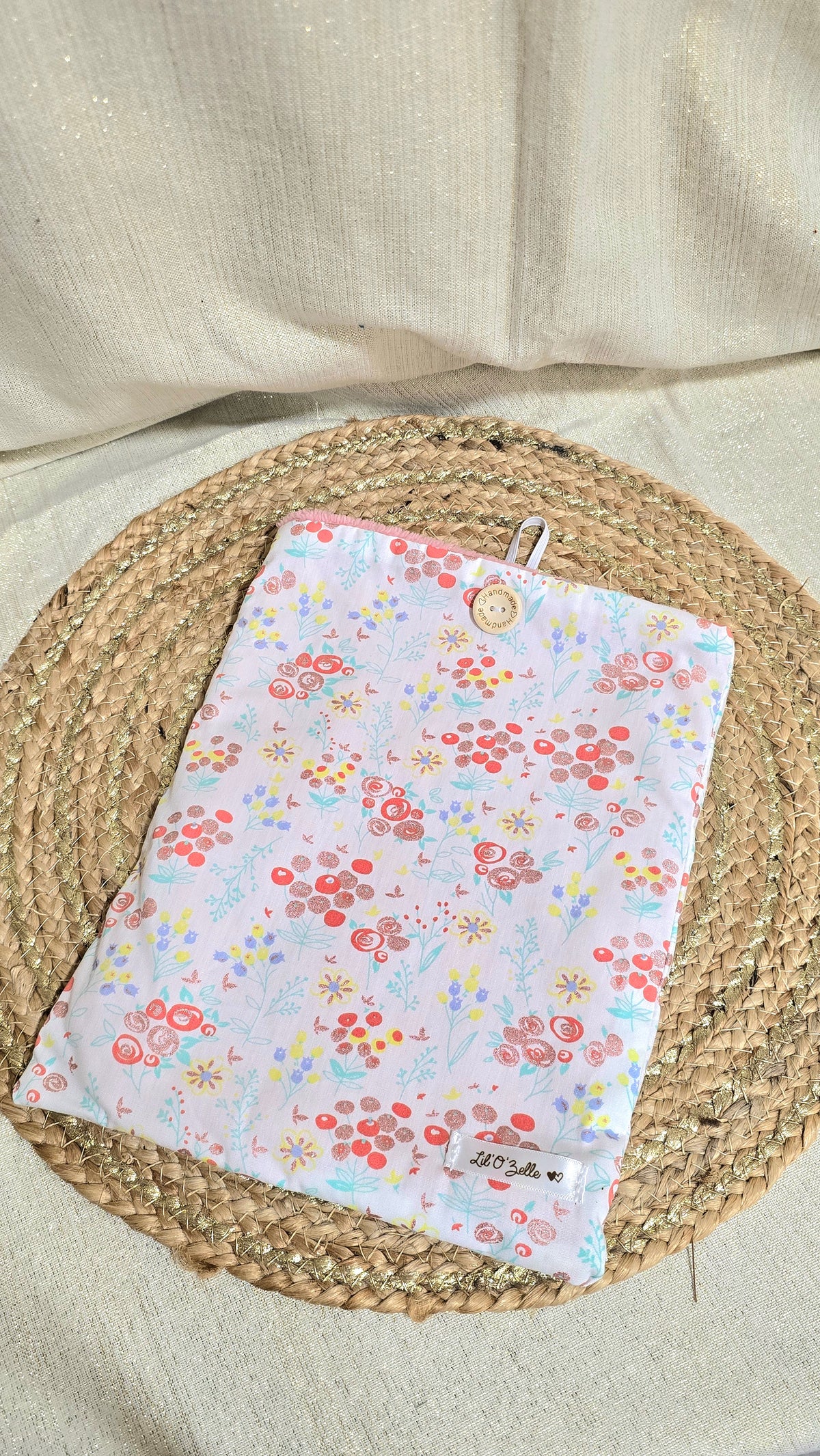 Pochette à livre, fleurs roses sur fond gris clair, format broché