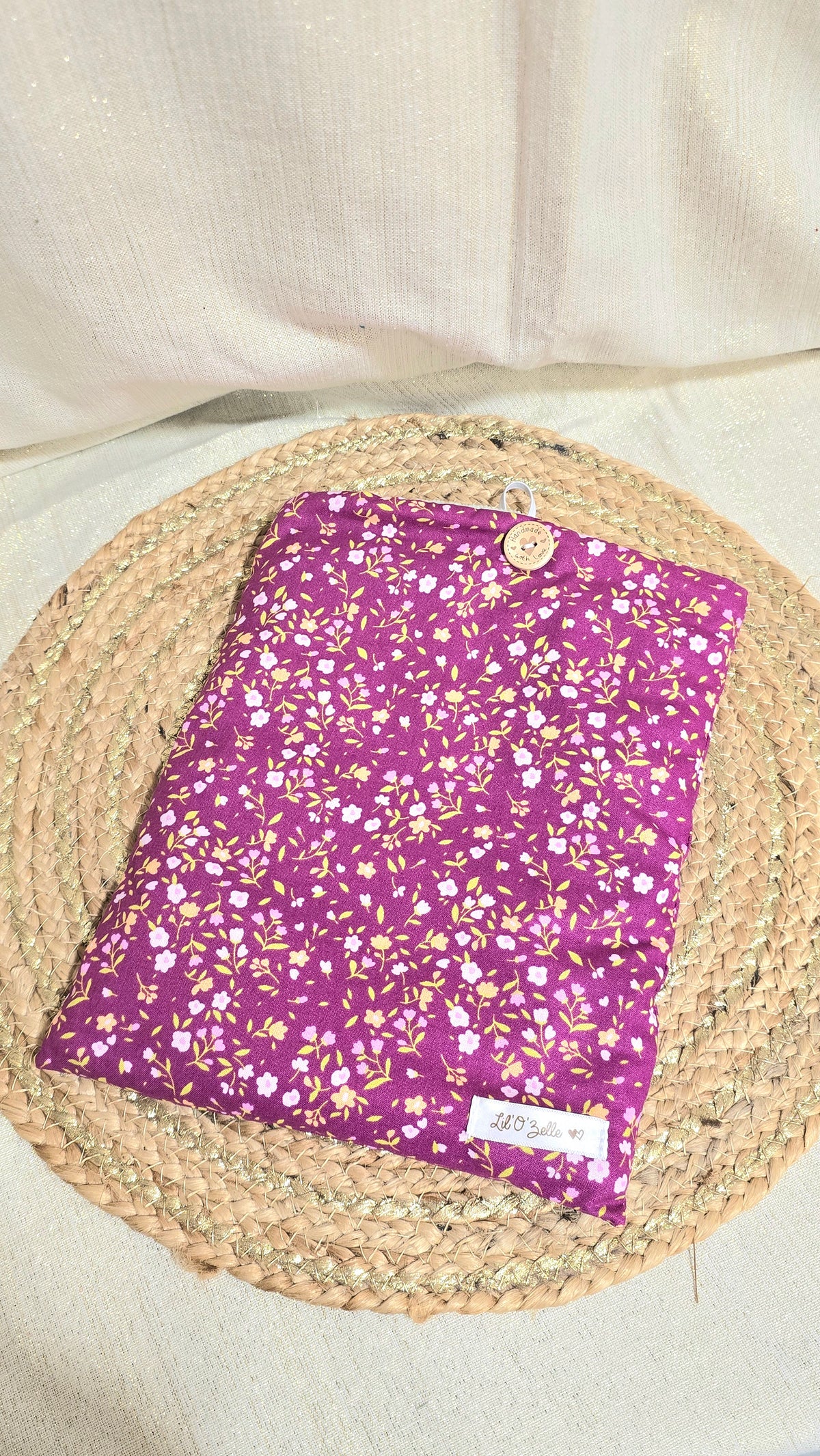 Pochette à livre, petites fleurs sur fond prune, format broché