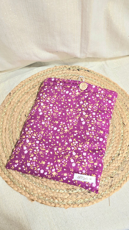 Pochette à livre, petites fleurs sur fond prune, format broché