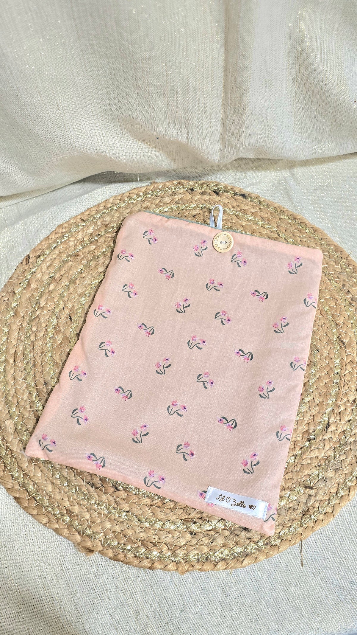 Pochette à livre, petites fleurs sur fond rose pâle, format broché