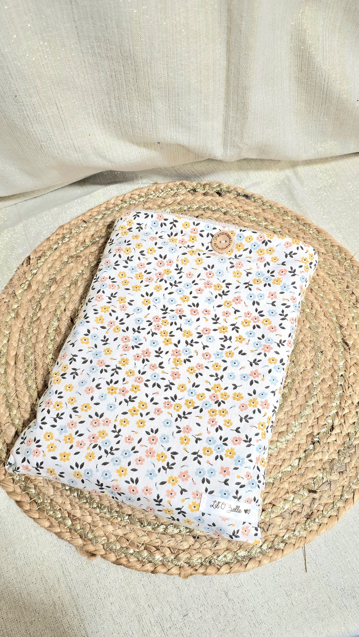 Pochette à livre, petites fleurs jaunes et bleues, format broché