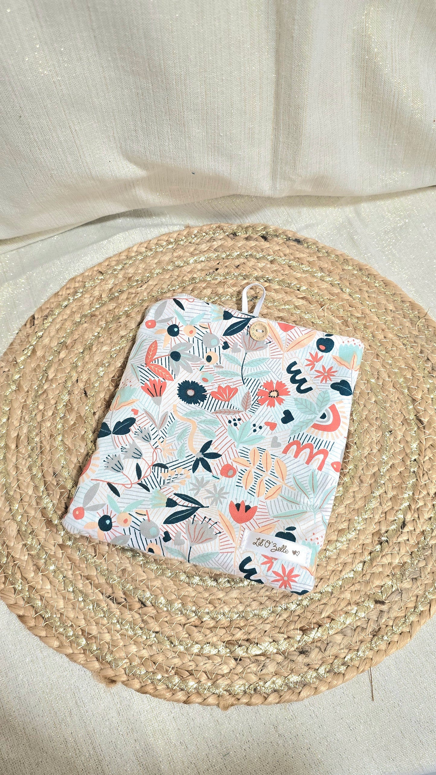 imprimé original, petit bouton et élastique pour fermer la pochette