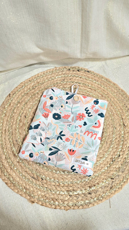 imprimé original, petit bouton et élastique pour fermer la pochette