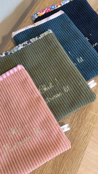Pochette à livre velours brodée "Chut ! Maîtresse lit"