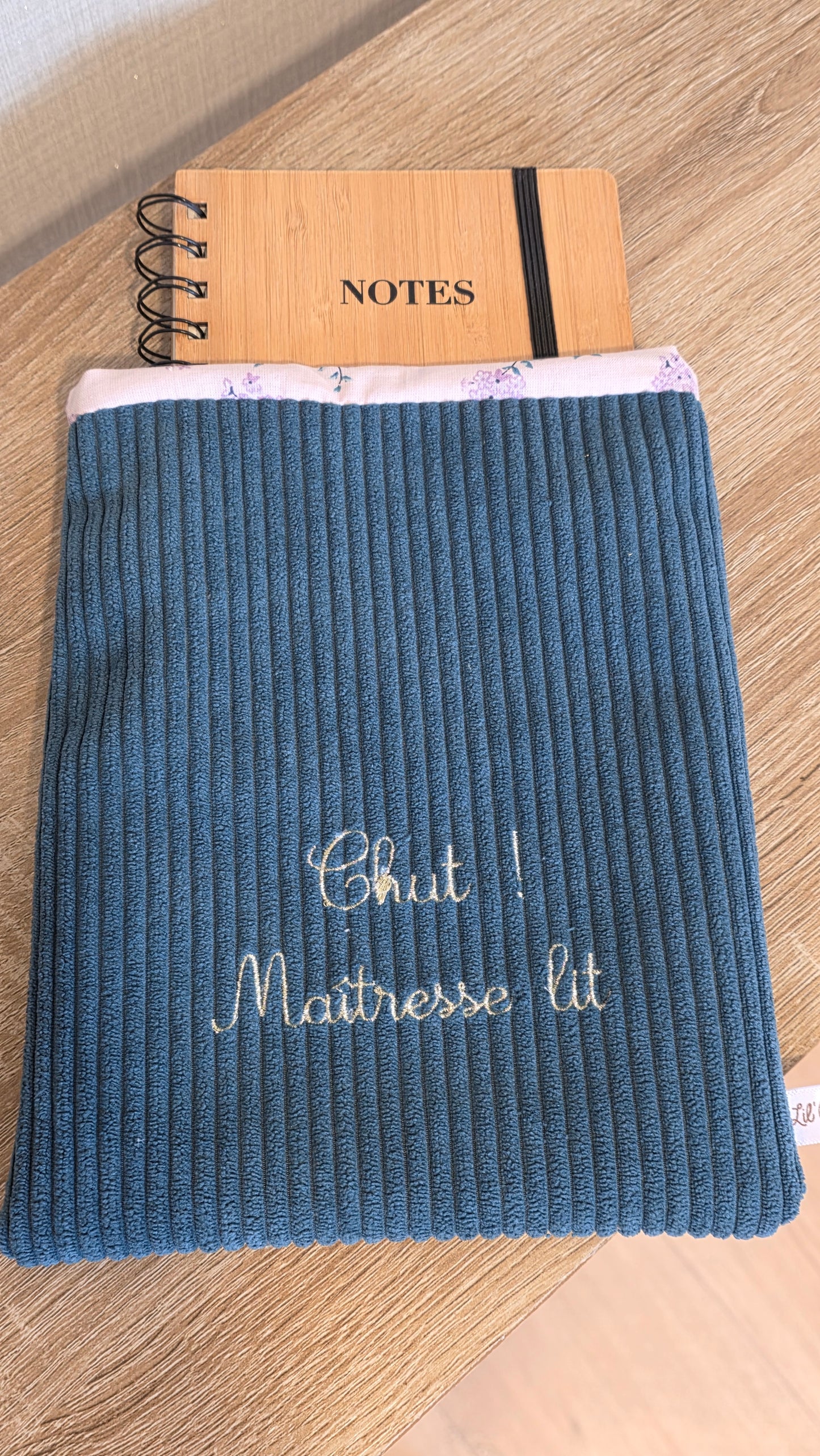 Pochette à livre velours brodée "Chut ! Maîtresse lit"
