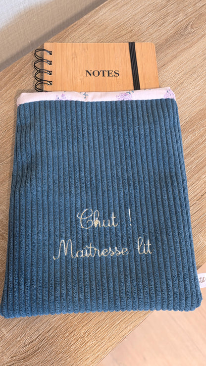 Pochette à livre velours brodée "Chut ! Maîtresse lit"