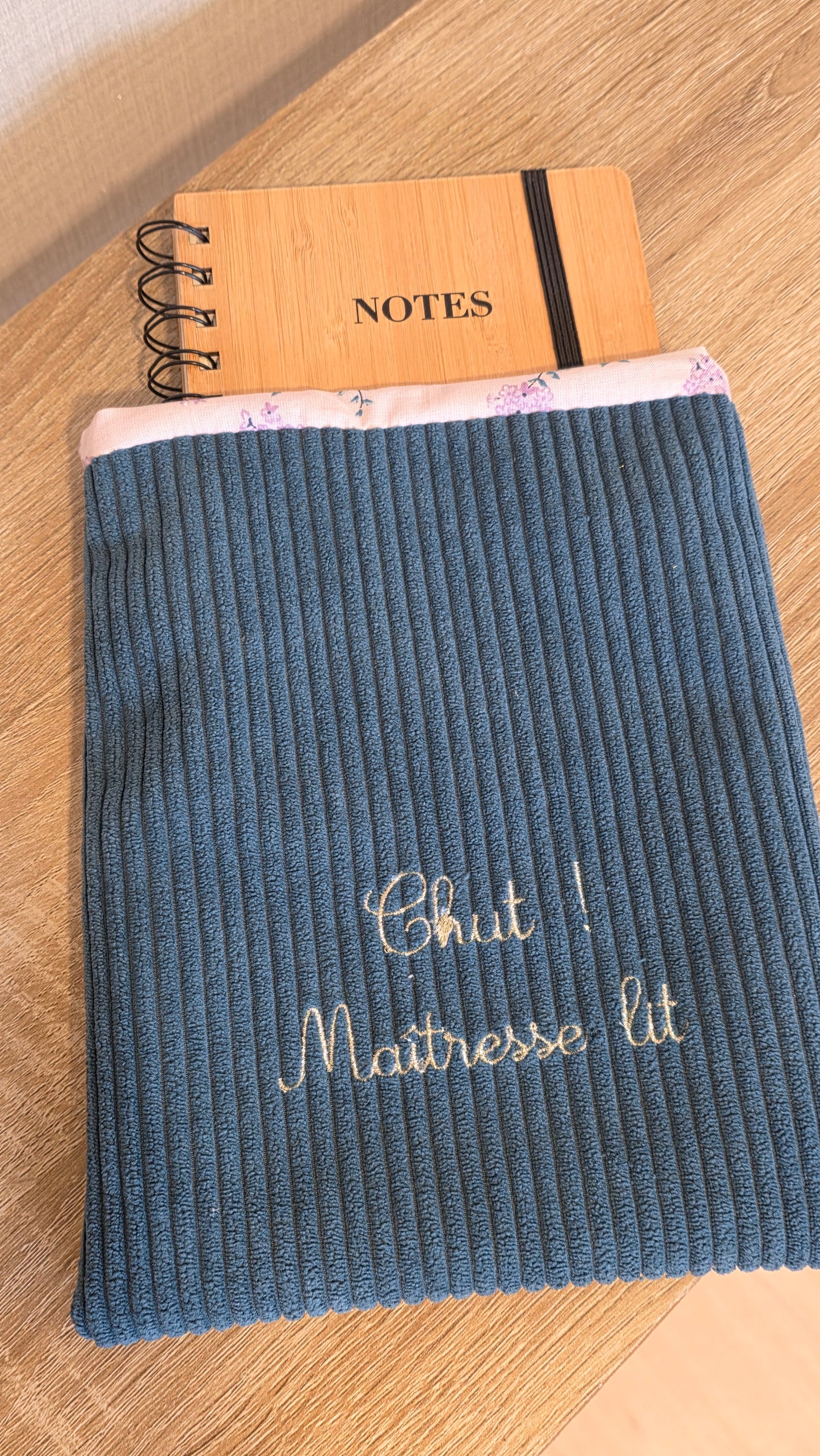 Pochette à livre velours brodée "Chut ! Maîtresse lit"
