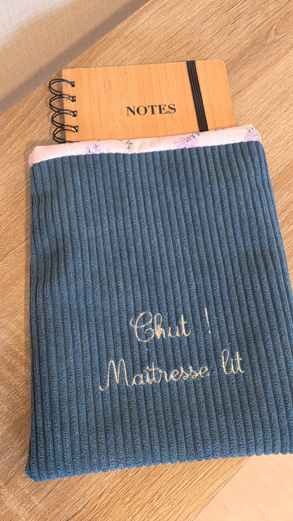 Pochette à livre velours brodée "Chut ! Maîtresse lit"