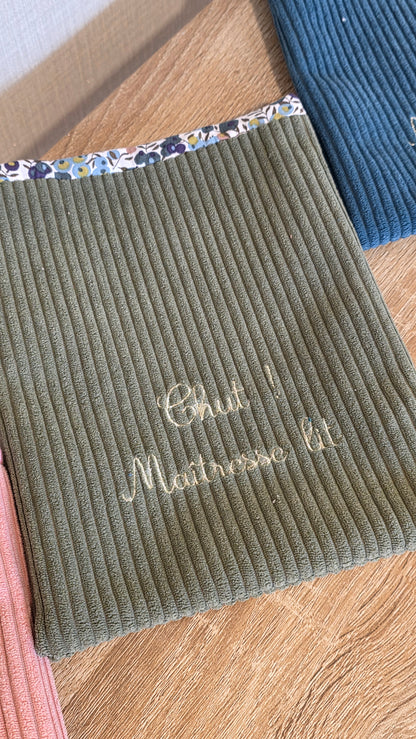 Pochette à livre velours brodée "Chut ! Maîtresse lit"