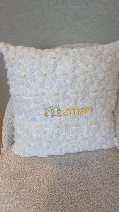Coussin marguerite brodé Maman