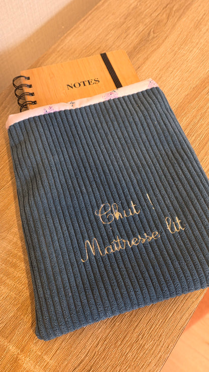 Pochette à livre velours brodée "Chut ! Maîtresse lit"