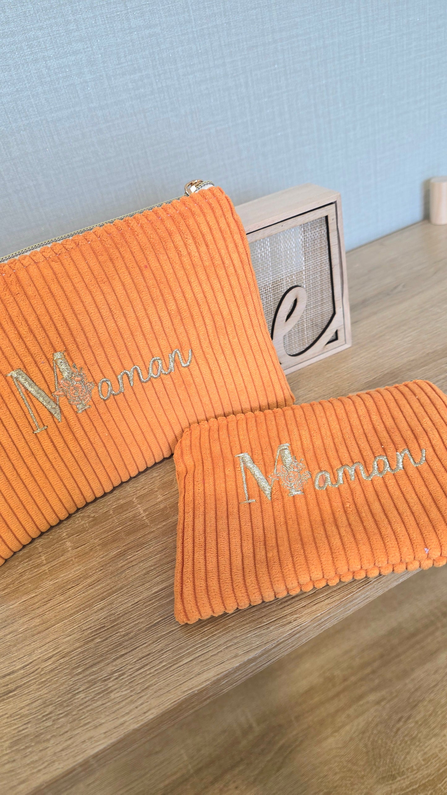 Trousse velours brodée Maman