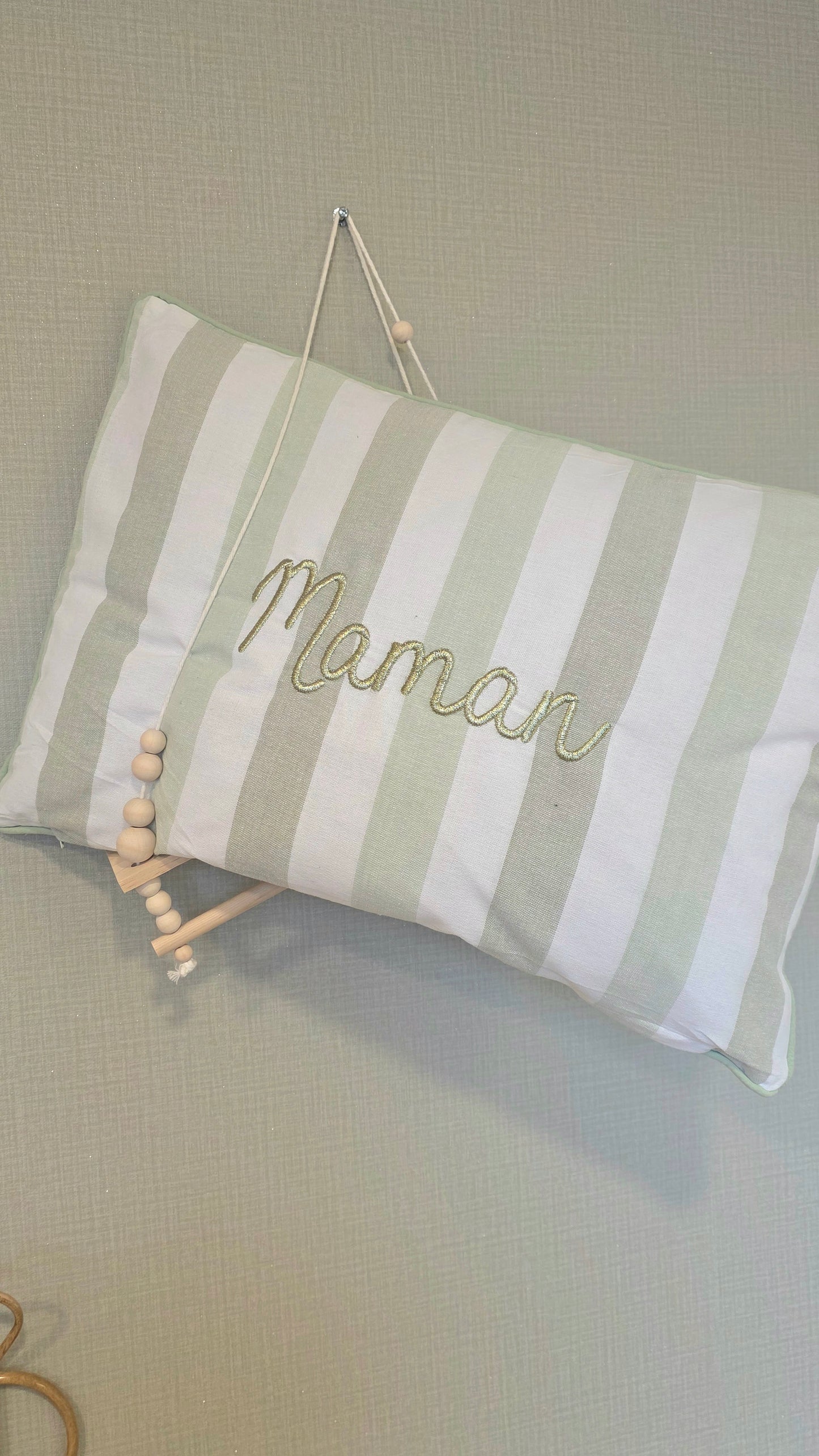 Coussin rayé brodé Fête des Mamans