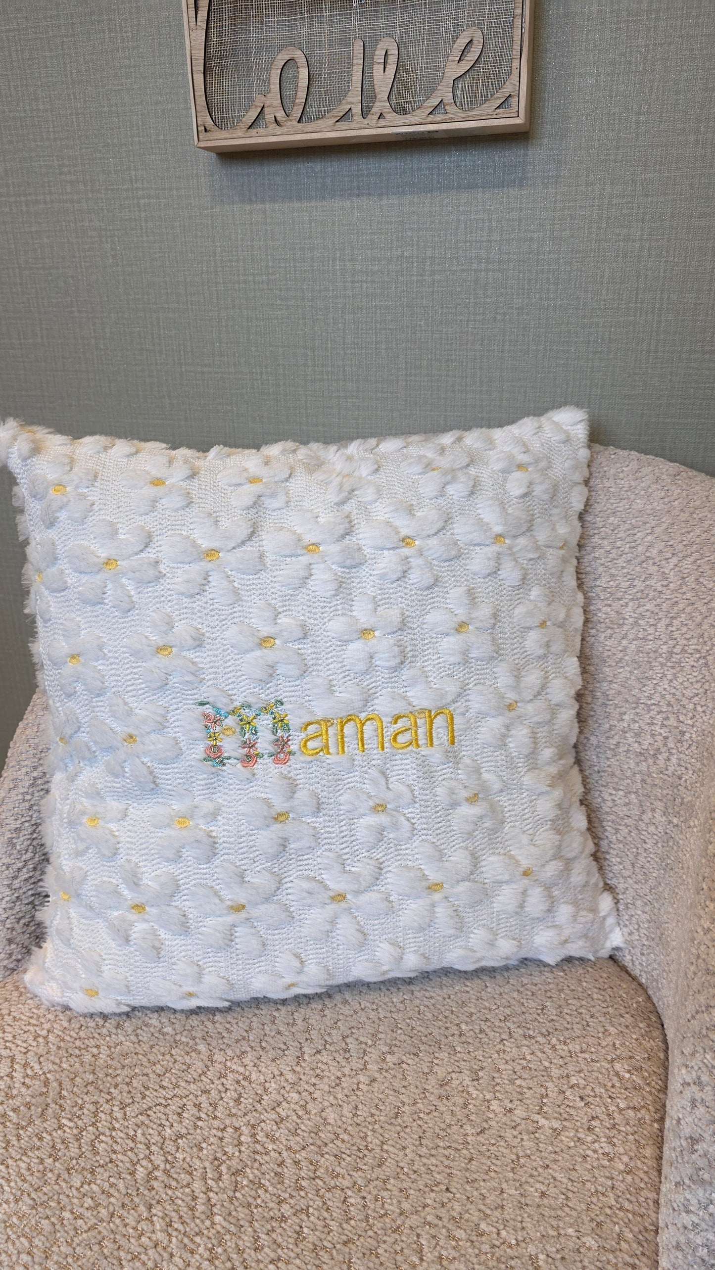 Coussin marguerite brodé Maman