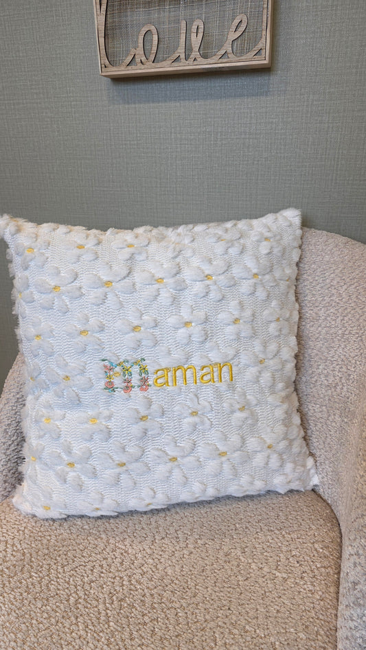 Coussin marguerite brodé Maman