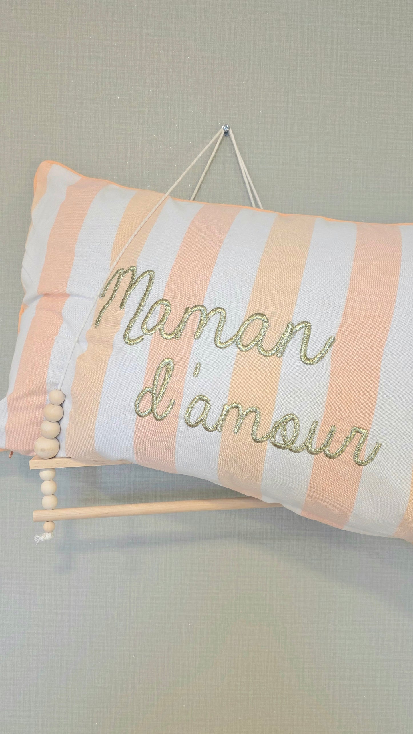 Coussin rayé brodé Fête des Mamans