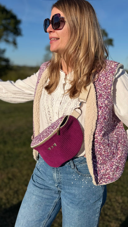 Femme portant le sac banane Lovia en velours côtelé prune à rabat fleuri et trois cœurs dorés brodés – fait main par Lil'O'Zelle