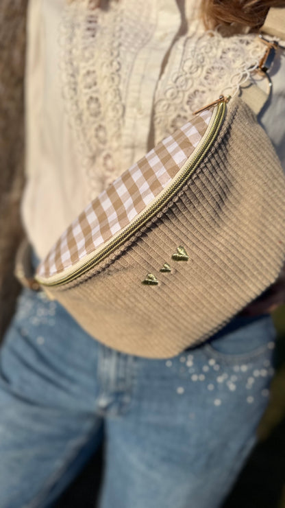 Sac banane Lovia en velours côtelé beige, rabat vichy beige et cœurs dorés brodés