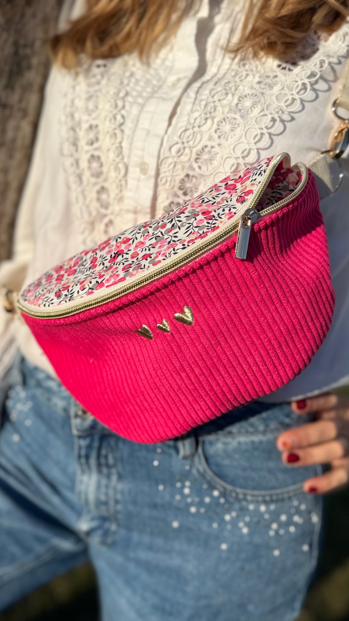 Sac banane Lovia en velours côtelé fuchsia, rabat fleuri rose et cœurs dorés brodés