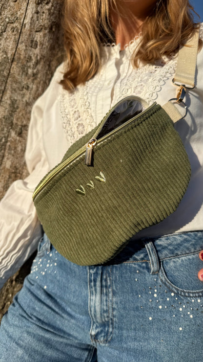 Sac banane Lovia en velours côtelé kaki, trois cœurs dorés brodés, porté en bandoulière