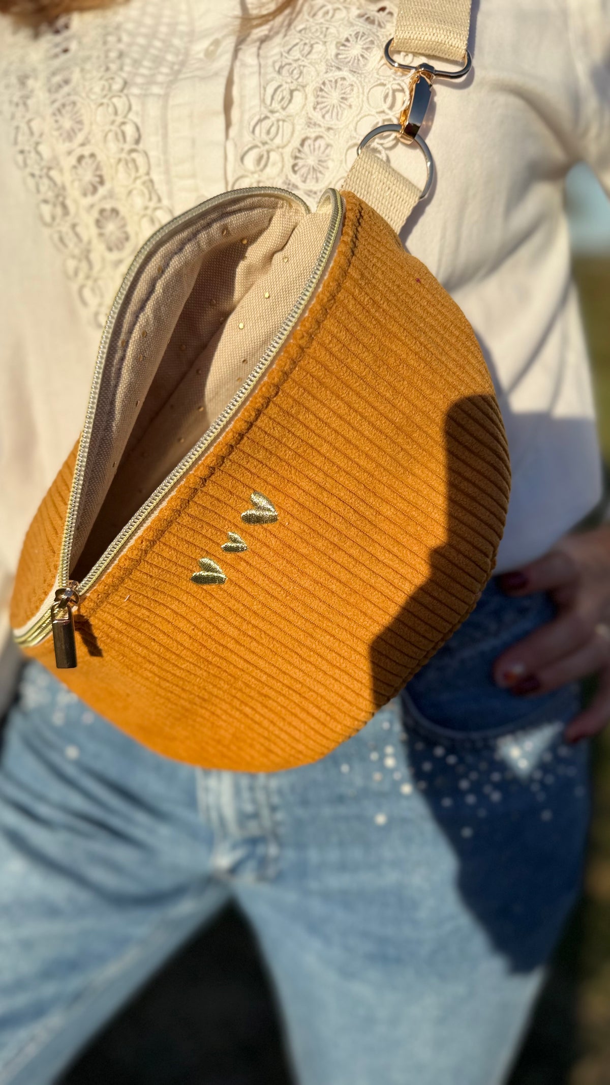Sac banane Lovia en velours côtelé moutarde ouvert, doublure écrue et cœurs dorés brodés