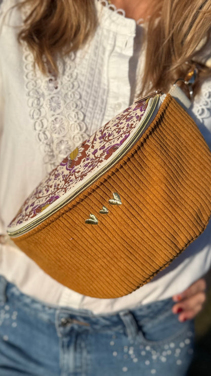 Sac banane Lovia en velours côtelé moutarde, rabat fleuri bordeaux et cœurs dorés brodés