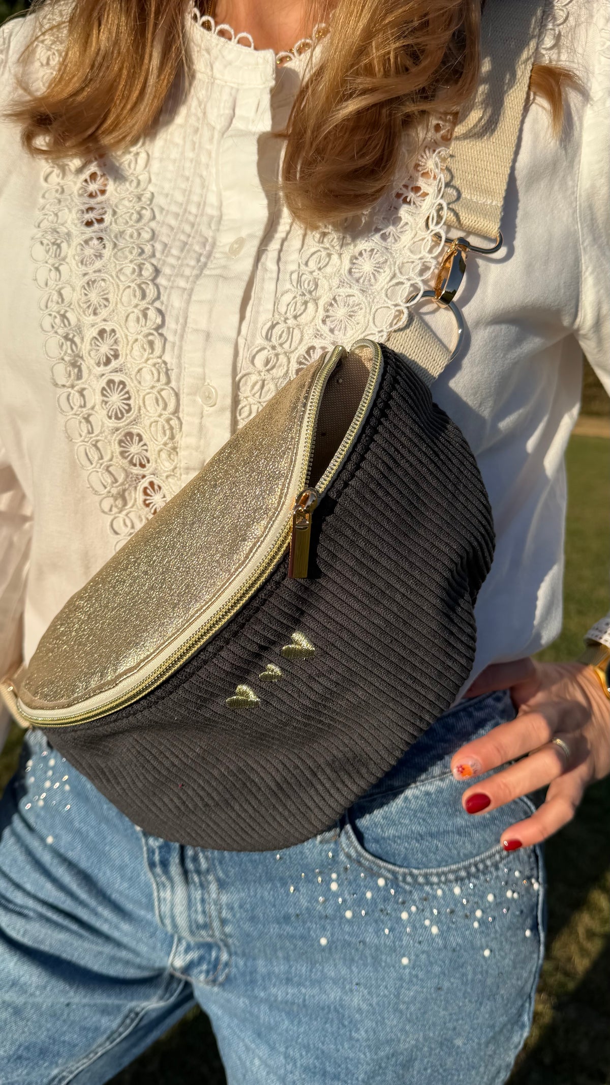 Sac banane Lovia en velours côtelé noir, rabat doré pailleté et cœurs dorés brodés