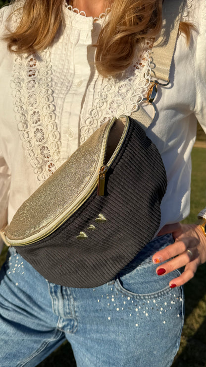 Sac banane Lovia en velours côtelé noir, rabat doré pailleté et cœurs dorés brodés
