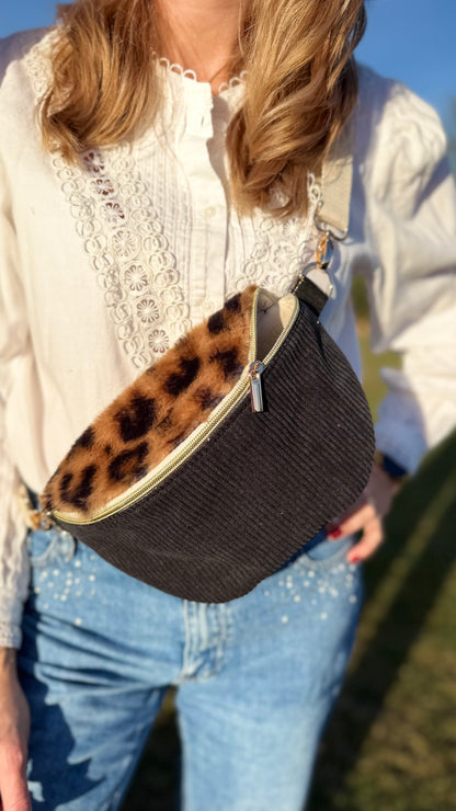 Sac banane Lovia en velours côtelé noir, rabat imprimé léopard et cœurs dorés brodés